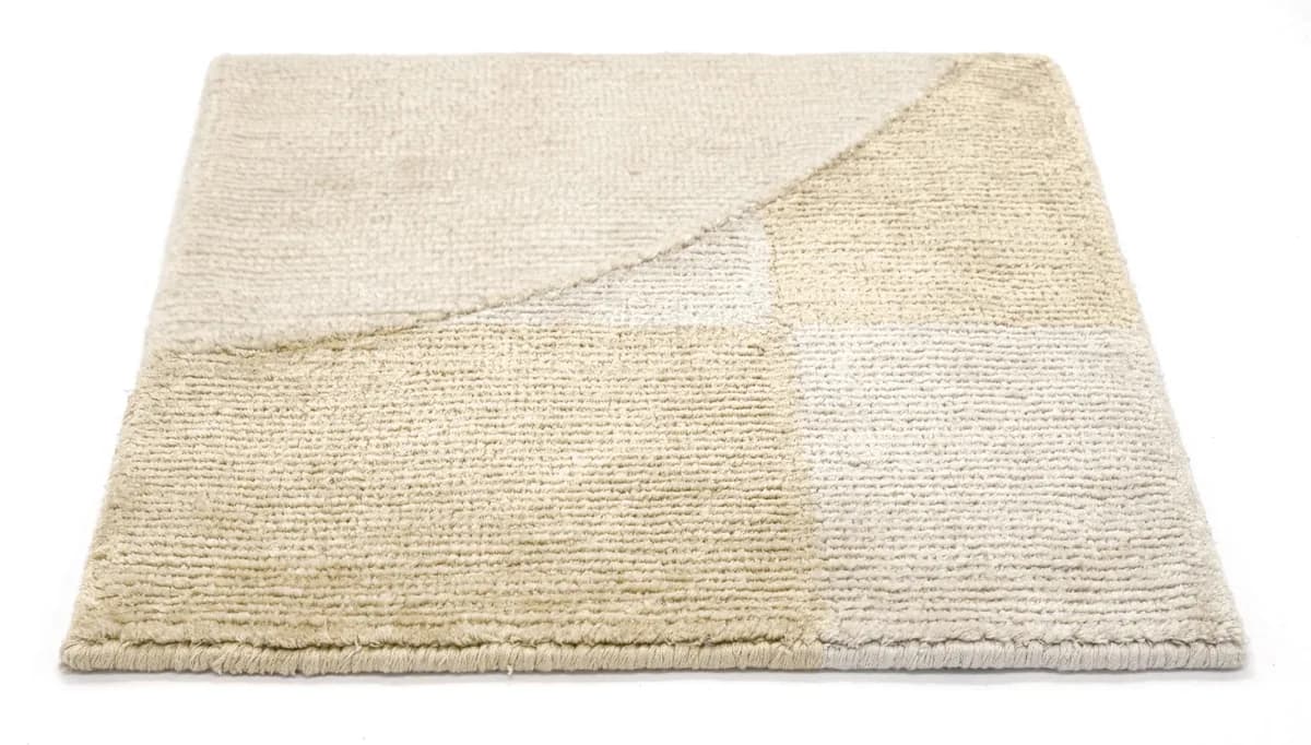 Encounter Chequers beige modern rug di Natalia Enze, un’altra vista