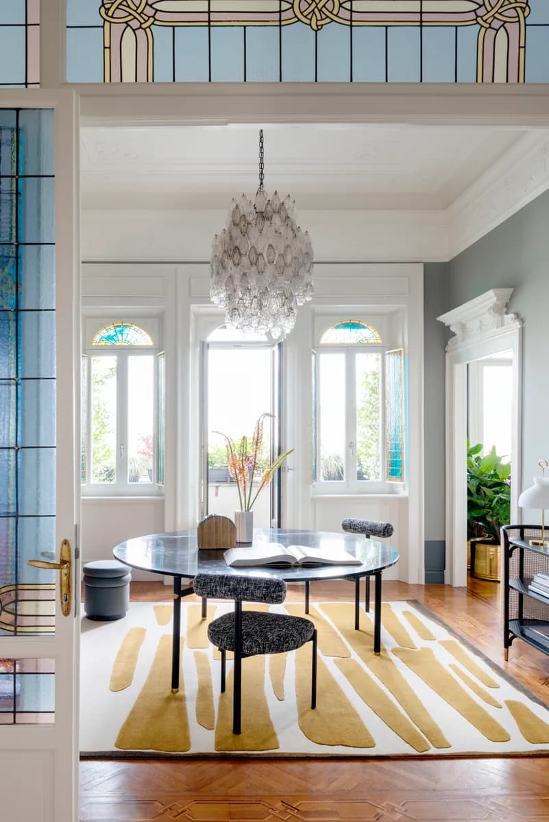 Flow gold modern rug di Natalia Enze, un’altra vista