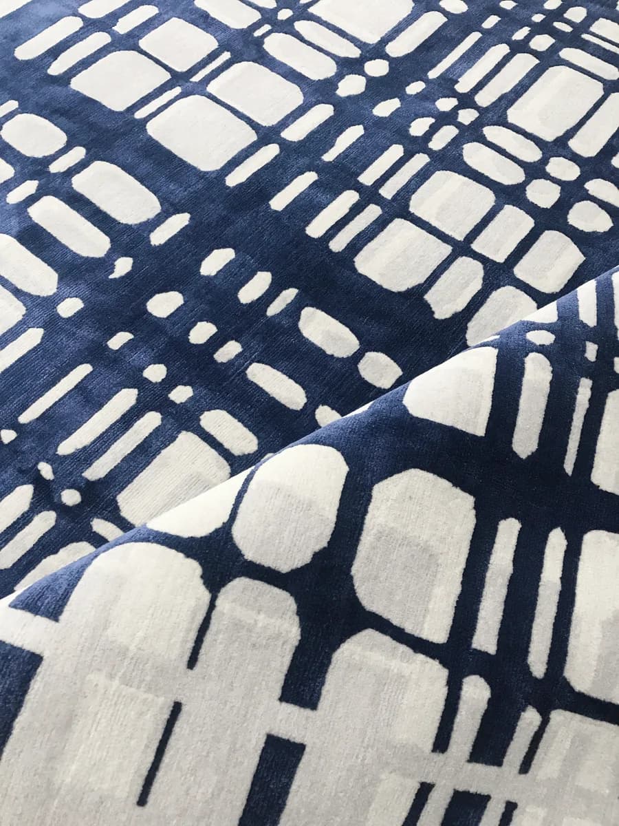 Overlap Navy modern rug di Natalia Enze, un’altra vista