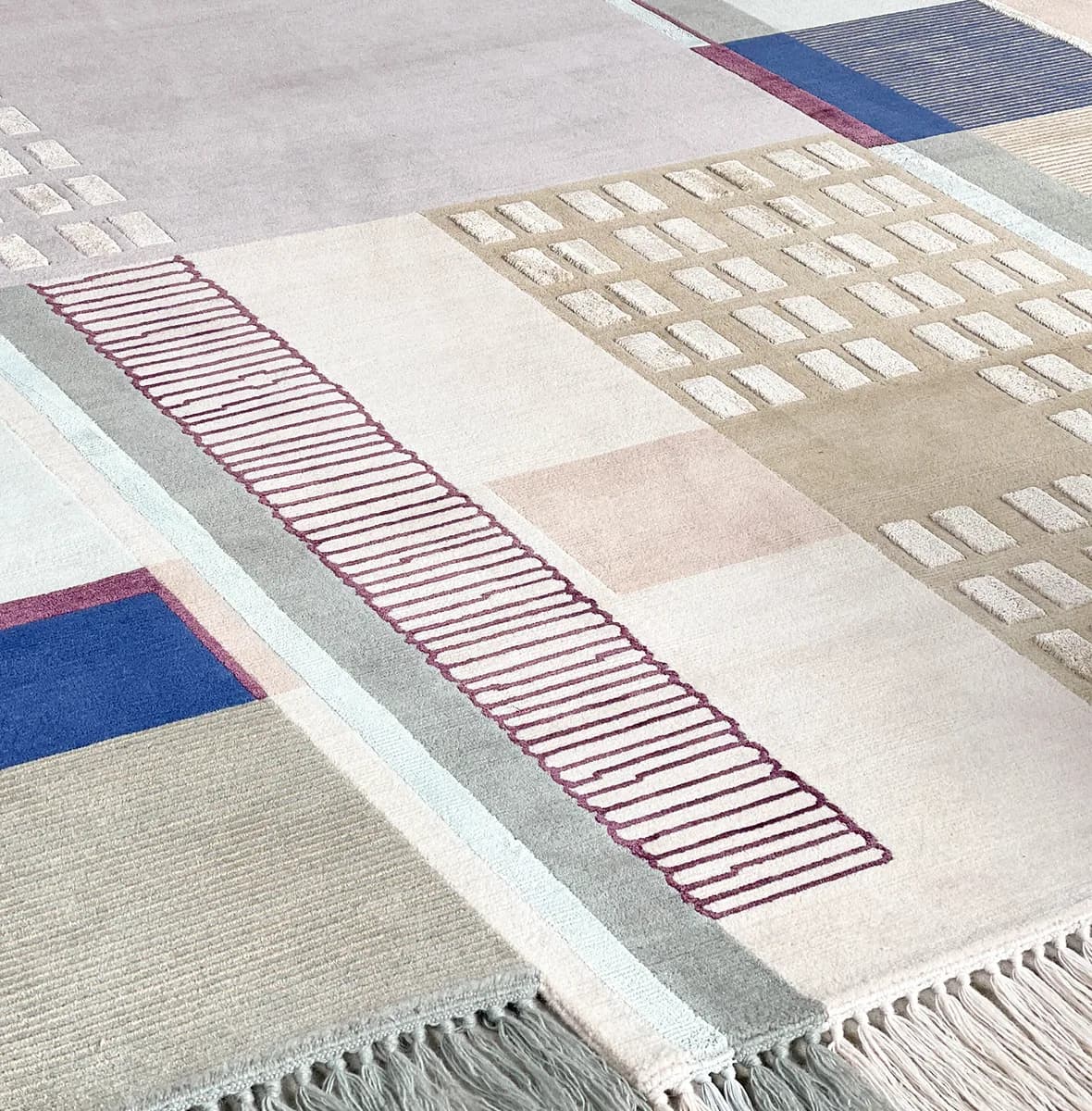 Structure I white pink modern rug di Natalia Enze, un’altra vista