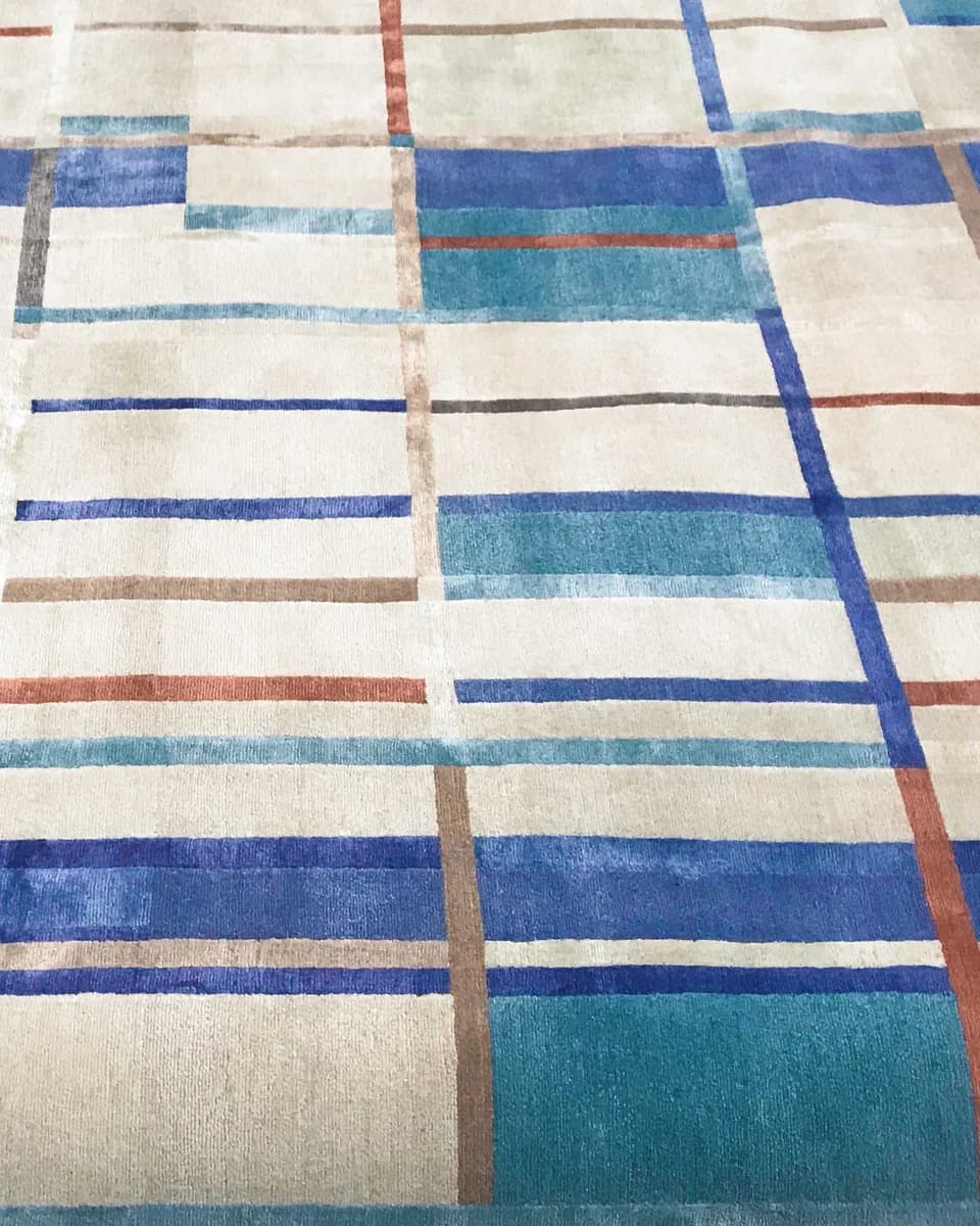 Structure IV white blue modern rug di Natalia Enze, un’altra vista