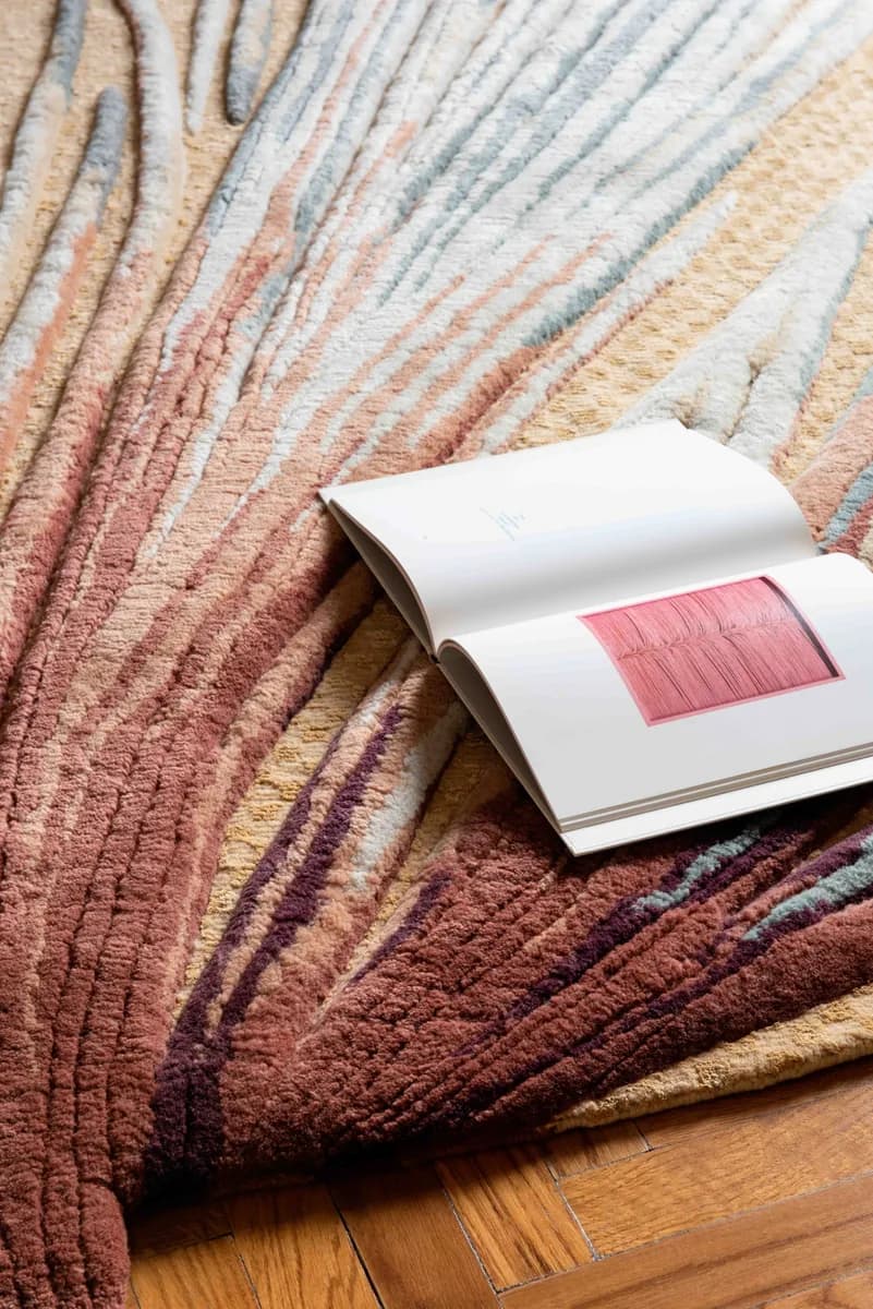 TRACE pink beige modern rug di Natalia Enze, un’altra vista